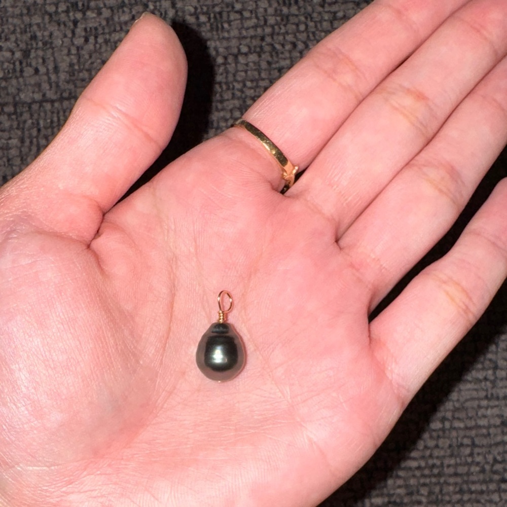 Tahitian pearl pendant